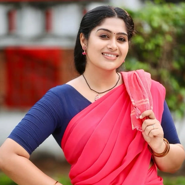 Shobanaa Uthaman Poongatru Thirumbuma Actress